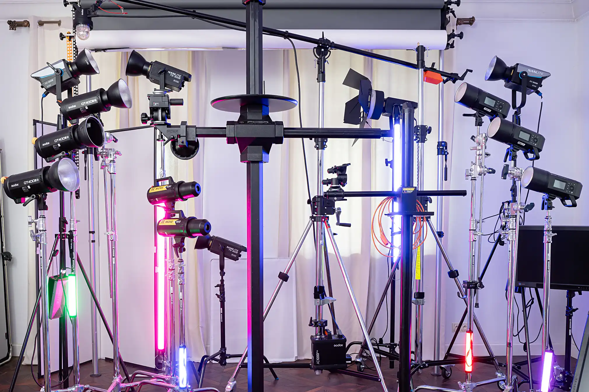 Sprzęt i wyposażenie studia fotograficznego w lampy błyskowe, światło ciągłe, statywy i inne akcesoria